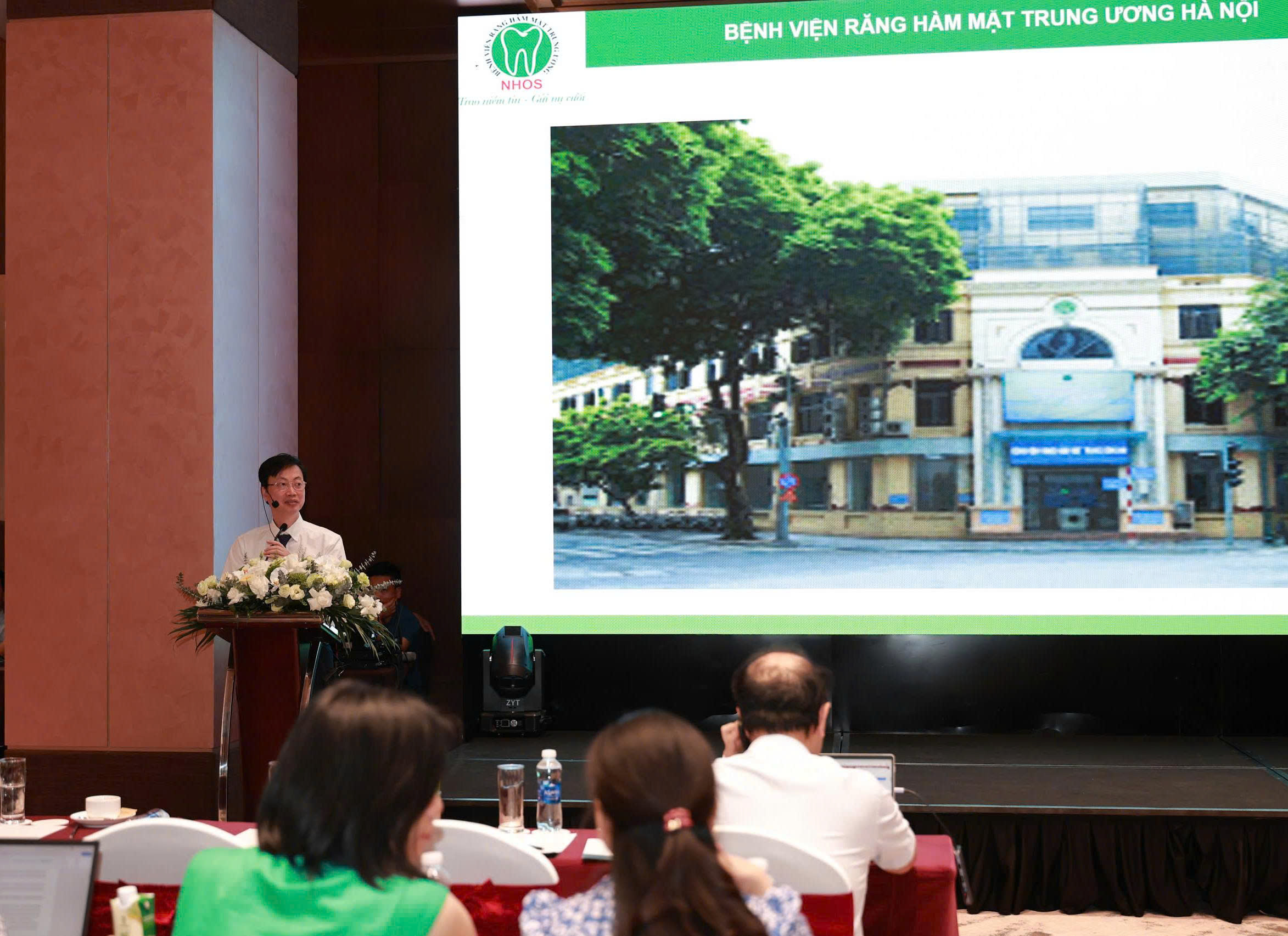 TTND.PGS.TS. Nguyễn Quang Bình,Đảng ủy viên, Phó Giám đốc Bệnh viện; Giảng viên lớp học truyền đạt chuyên đề: “Quy tắc ứng xử; nâng cao kỹ năng giao tiếp, ứng xử của cán bộ y tế hướng tới sự hài lòng của người bệnh”.